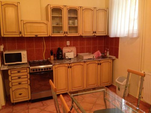 A kitchen or kitchenette at Péterfia Apartman