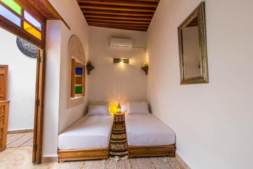 Llit o llits en una habitació de Dar Bhija