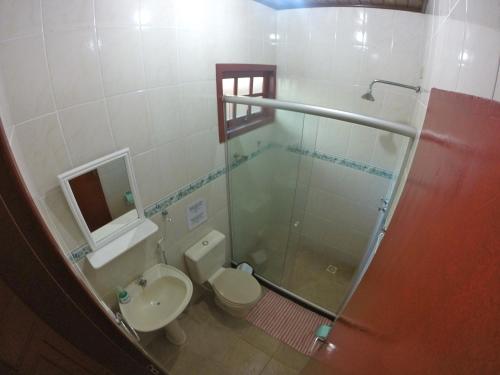 イーリャ・グランデにあるCondomínio Aldeiaのバスルーム(シャワー、トイレ、シンク付)