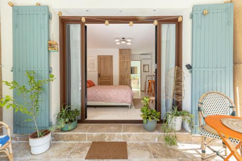 a room with blue doors leading to a bedroom at Studio La Provençale in Avignon