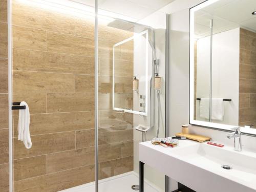 ein Badezimmer mit Waschbecken und Dusche in der Unterkunft Mercure Epinal Centre in Épinal