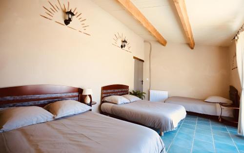 two beds sitting in a room with two at Seul au Monde in Guizengeard