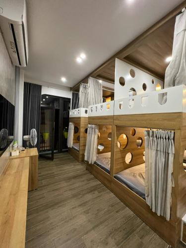 a dressing room with wooden flooring and a large wall of wine barrels at Lamer Hostel in Cat Ba