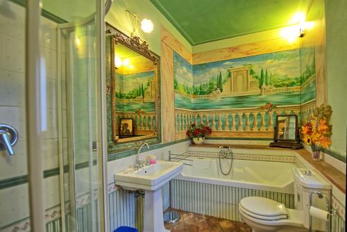 ドンニーニにあるCasa Vania by PosarelliVillasのバスルーム(バスタブ、トイレ、シンク付)