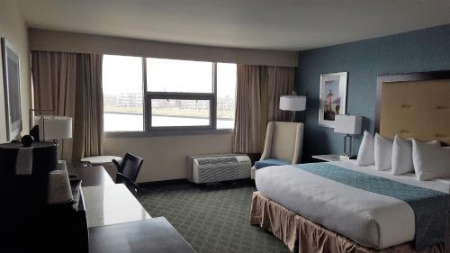 Кровать или кровати в номере Wyndham Garden Kenosha Harborside