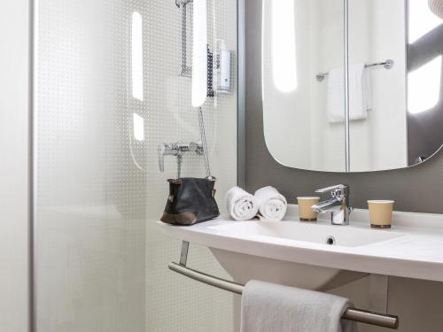 a bathroom with a sink and a mirror at ibis Paris Creteil in Créteil