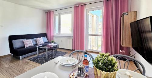 HolidayHomePL Kolejowa 18 apartament z osobną sypialnią i balkonem