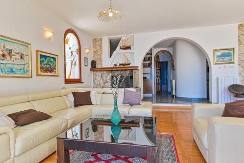 LUXURY VILLA CIOVO Sleeps 17, Infinity Pool, Seafront