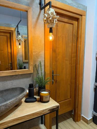 a bathroom with a sink and a mirror at Pensiunea Maramures Guesthouse in Vişeu de Jos