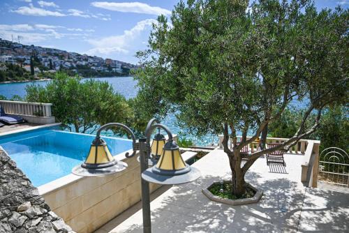 LUXURY VILLA CIOVO Sleeps 17, Infinity Pool, Seafront