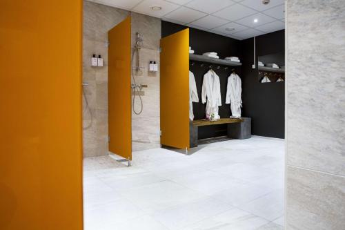 a room with a shower and a walk in closet at Scandic Hvidovre in Hvidovre