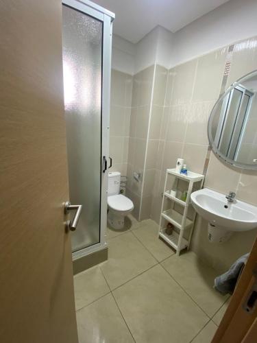 a bathroom with a toilet and a sink at Super appartement in Hauara