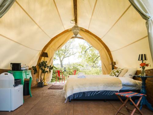 a room with a bed in a tent at Fort Vuren in Vuren