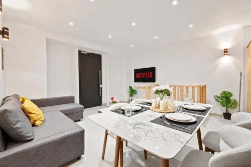 Champs Elysée Arc de Triomphe 2 Bedroom Apartment NetFlix