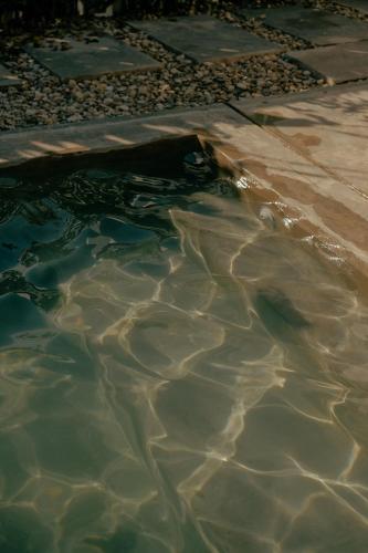 ein Wasserbecken mit Steinen darin in der Unterkunft Don Luis in Alegria