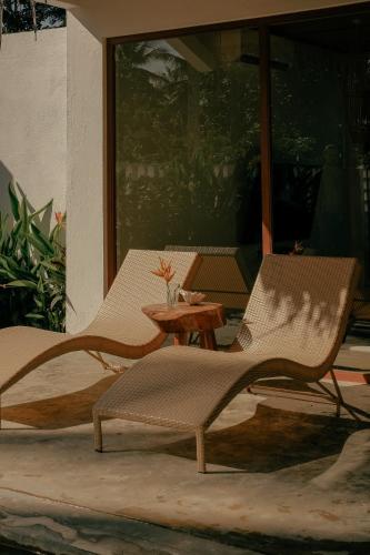 zwei Stühle und ein Tisch auf einer Terrasse in der Unterkunft Don Luis in Alegria