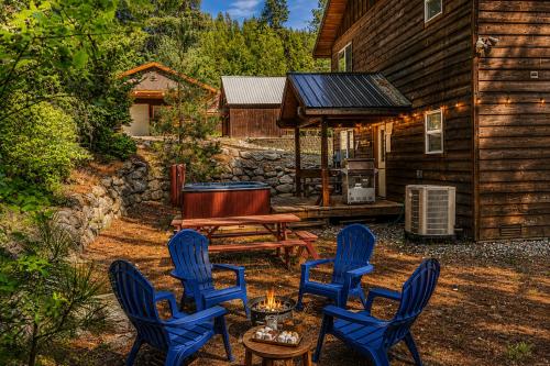 a group of chairs and a picnic table in the yard at Just Plain Getaway in Leavenworth