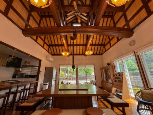 Villa West Hills, Japanese-Style Villa with a Garden, Up to 8 Guests, Parking Free, BBQ Available
