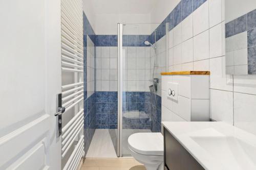 a bathroom with a toilet and a shower at Gite cap 3KM plages in Telgruc-sur-Mer