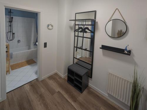 a bathroom with a toilet and a mirror at Gemütliche Ferienwohnung im Lotsenviertel in Cuxhaven