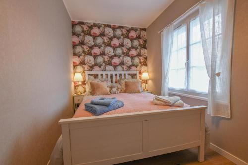 a bedroom with a bed with a flower wall at Le 10 de coeur in Lusigny-sur-Barse