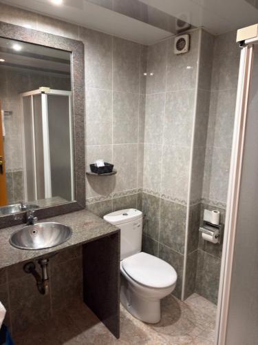 Bilik mandi di Hostal Milenium