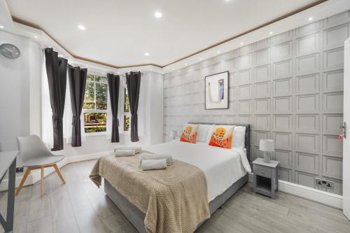 a bedroom with a bed and a desk in it at The Cozy Stays Hackney House in London