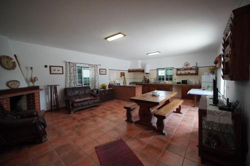 a large living room with a table and a kitchen at Casa de campo em Riachos in Riachos