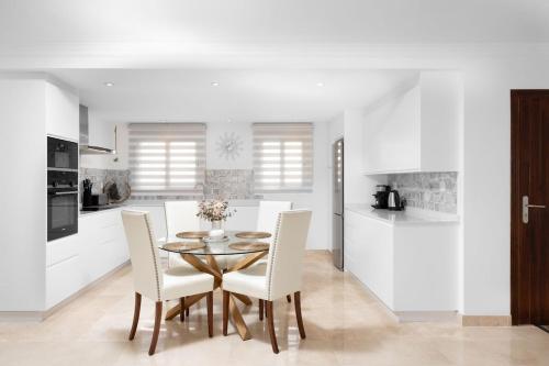Lovely two bedroom apartment with panoramic sea views