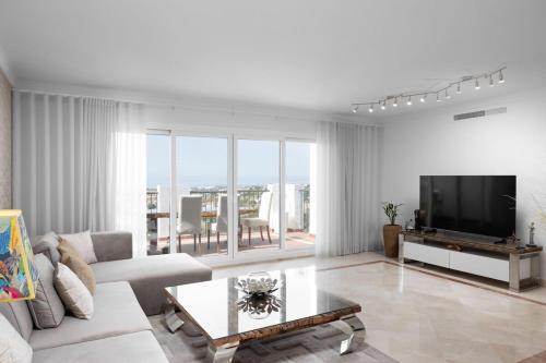 Lovely two bedroom apartment with panoramic sea views