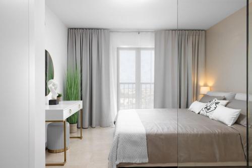 Lovely two bedroom apartment with panoramic sea views
