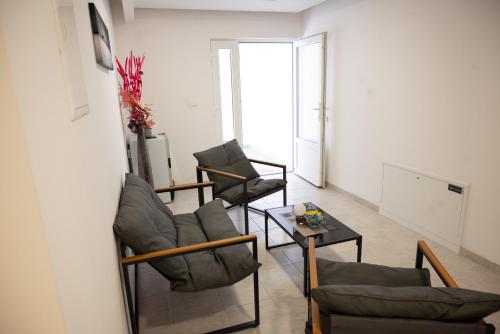a living room with two chairs and a table at Pansioni Centar in Mostar