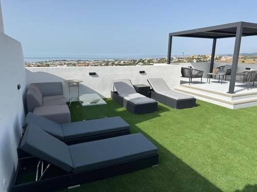 Lovely two bedroom apartment with panoramic sea views