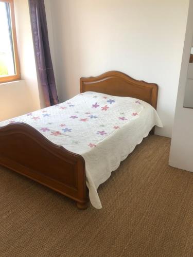 a small bed in a room with a bed frame at Idéalement placée in Santec