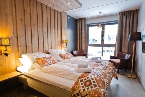 a hotel room with a large bed in a room at Skistar Lodge Trysil in Trysil
