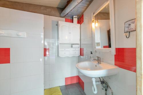 a bathroom with a sink and red and white walls at Oaxaca Venado in Agaete