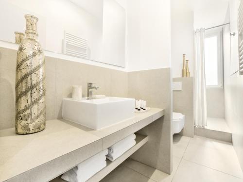 LivinParis - Luxury 4 Bedrooms Montmartre I with AC & Luxury 3 Bedrooms Montmartre I with fans