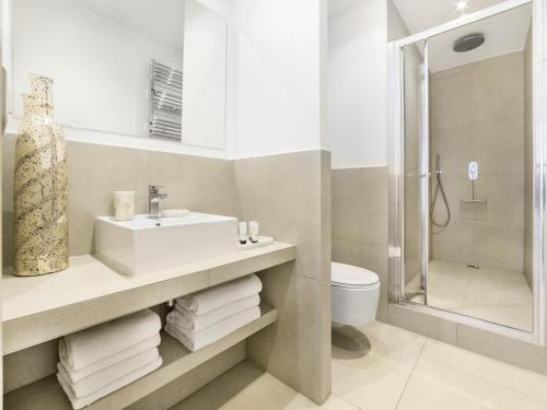 LivinParis - Luxury 4 Bedrooms Montmartre I with AC & Luxury 3 Bedrooms Montmartre I with fans