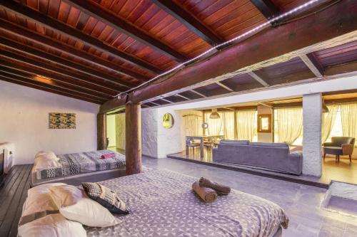 a bedroom with two beds and a couch at Oaxaca Puma in Agaete