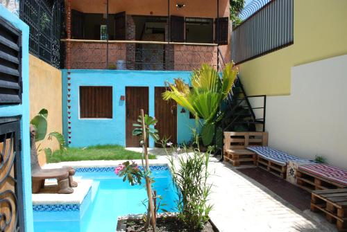 a house with a swimming pool in a yard at La Choza Guesthouse in Santo Domingo