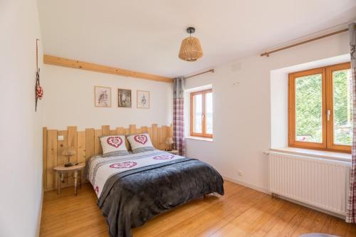 a bedroom with a bed in the corner of a room at Chez Mémé in Engenthal
