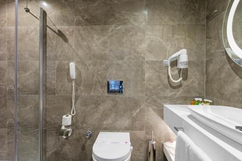 Et badeværelse på B Business Hotel & Spa