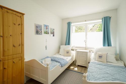 a bedroom with two beds and a window at Ferienwohnung Seestern in zentraler Lage von Eckernförde in Eckernförde