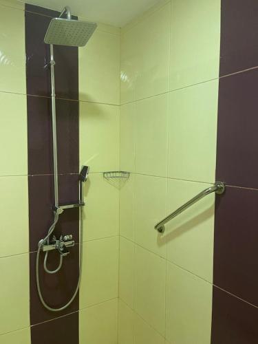 a shower in a bathroom with a glass door at رولانا للشقق المخدومة Rolana Serviced Apartments in Jeddah