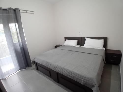 a bedroom with a bed and a window at Panorama Palace 2 in Palasë