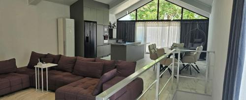 a living room with a couch and a kitchen at ОмниЯ Терас in Chernomorets