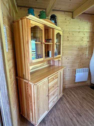 a wooden hutch in a room with a wall at Chatki Bies-Czadowe-Bies in Berezka