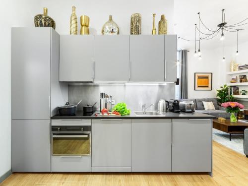 LivinParis - Luxury 4 Bedrooms Montmartre I with AC & Luxury 3 Bedrooms Montmartre I with fans
