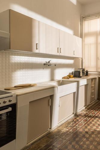 Irene by halu! Spacious 4BD Neoclassical apartment