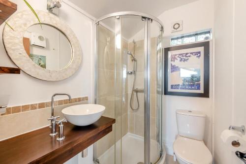 a bathroom with a sink and a toilet and a mirror at 1 Bed in Totnes oc-bc1000 in Totnes